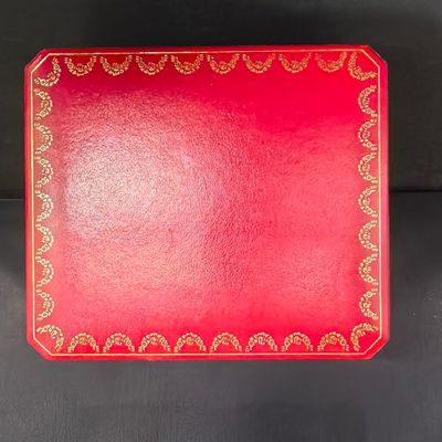 une boîte rouge ornée d'un motif doré