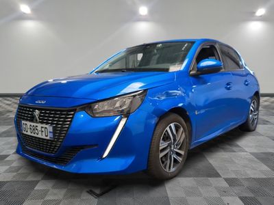 une voiture bleue est garée sur le sol à carreaux d'un garage