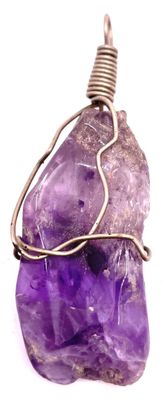 pendentif en amethorate entouré de fil métallique