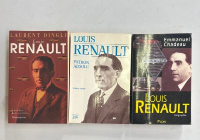 trois livres posés sur une table blanche, avec une photo en noir et blanc d'un homme