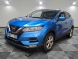 un SUV Nissan QX Sport bleu garé dans un garage