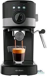 gros plan d'une machine à café sur fond blanc