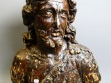 un buste représentant un homme aux cheveux longs et à la barbe fournie