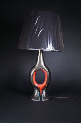 Lampe à poser en céramique émaillée noir métallique et rouge…