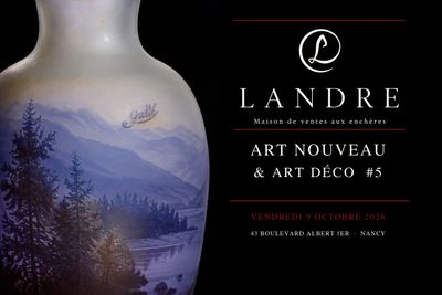 un vase orné d'une peinture représentant un paysage de montagne