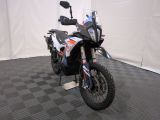 une moto garée sur un sol en damier
