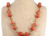 gros plan d'un collier sur un mannequin mannequin mannequin mannequin mannequin mannequin mannequin mannequin mannequin