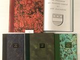 plusieurs livres posés les uns à côté des autres sur une table blanche