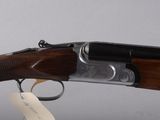 un vieux pistolet muni d'une étiquette, posé sur une table