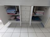 une salle de bains avec un lavabo blanc et un meuble blanc