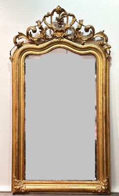 un miroir posé sur le sol devant un mur