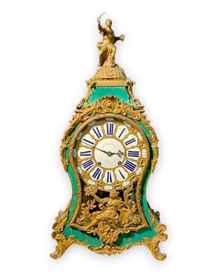 une horloge surmontée d'une statue