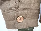 un gros plan d'une veste avec un bouton