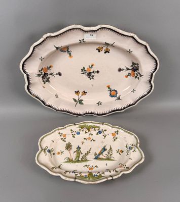 Grand plat long en faïence à décor d'un semi de fleurs.