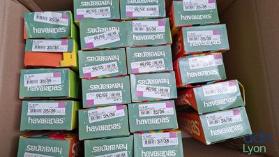 de nombreuses boîtes de nourriture qui sont rangées dans un carton