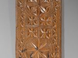 une image représentant une plaque en bois ornée d'un motif