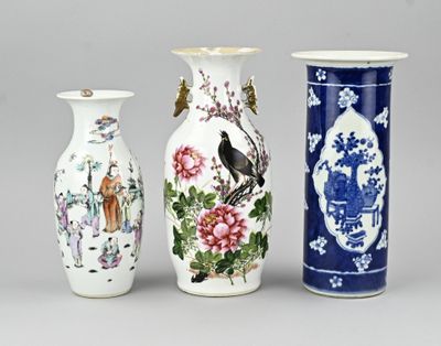 trois vases ornés de motifs représentant des oiseaux et des fleurs