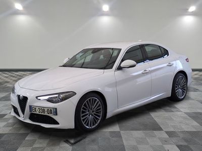 une photo d'une berline Alfa blanche garée dans un showroom