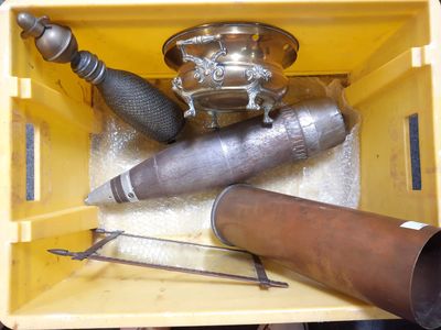 une boîte jaune contenant des outils, posée sur une table