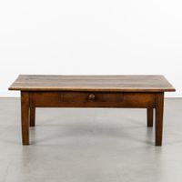 Une table basse ancienne en bois avec un tiroir. (photo 3)