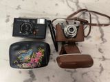 un appareil photo et un sac à main posés sur une table