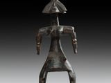 une image représentant une statue en bronze d'une femme tenant un vase