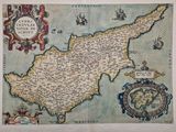 une vieille carte de l'île de Chypre sur laquelle figure une boussole