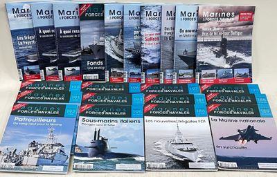 plusieurs livres de magazines maritimes sont empilés sur une table