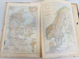 un livre ouvert sur lequel figure une carte de l'Europe
