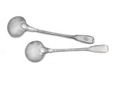 une paire de cuillères en argent sur fond blanc, avec un fond blanc