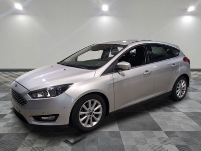 la voiture argentée est garée sur un carrelage à carreaux