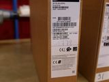 deux boîtes contenant des produits Acer posées sur une table dans une pièce