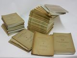 plusieurs vieux livres empilés sur une table