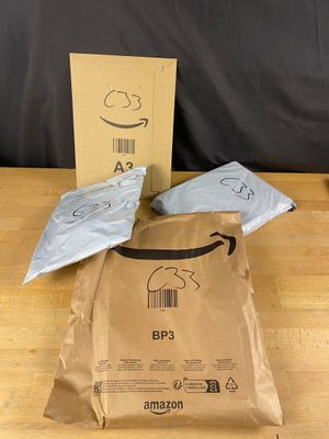un sac brun avec un code-barres posé sur une table à côté d'un sac brun avec un code-barres