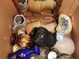 une boîte en carton remplie de vases et d'autres objets décoratifs