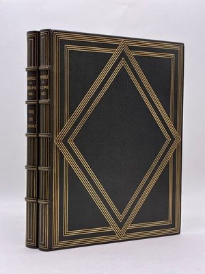 un livre noir et doré avec un motif en losange sur la couverture