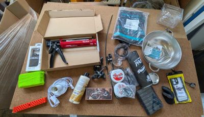 une table sur laquelle se trouvent de nombreux objets