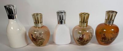 trois vases aux motifs différents sont alignés sur une surface blanche
