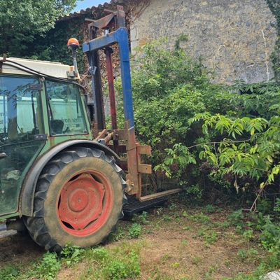 un tracteur garé à côté d'un bâtiment