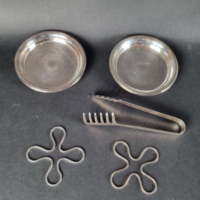 un plateau en argent avec une fourchette, une cuillère et un bol