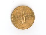 une pièce d'or avec l'image d'une femme dessus