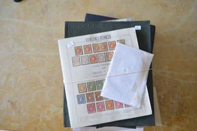 une pile de livres superposés sur une table