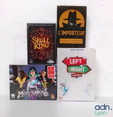 trois livres posés sur une table