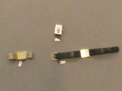 3 montres en argent dont bandeau bracelet en métal argenté, …