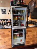 VITRINE RÉFRIGÉRANTE à boissons ouvrant à deux vantaux vitré…