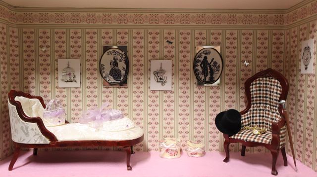Diorama. Composition miniature, dans une vitrine en bois, vitre e...
