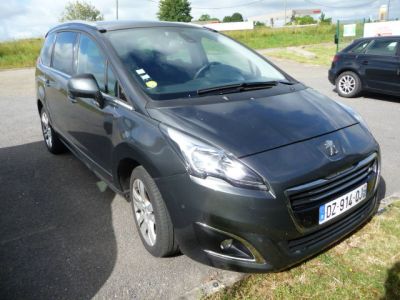 une petite voiture noire garée sur le bord de la route