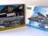 deux legos posés sur une table