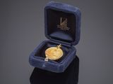 une image représentant une médaille d'or dans un écrin en velours bleu