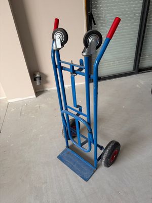 un diable bleu à deux roues muni d'une poignée rouge